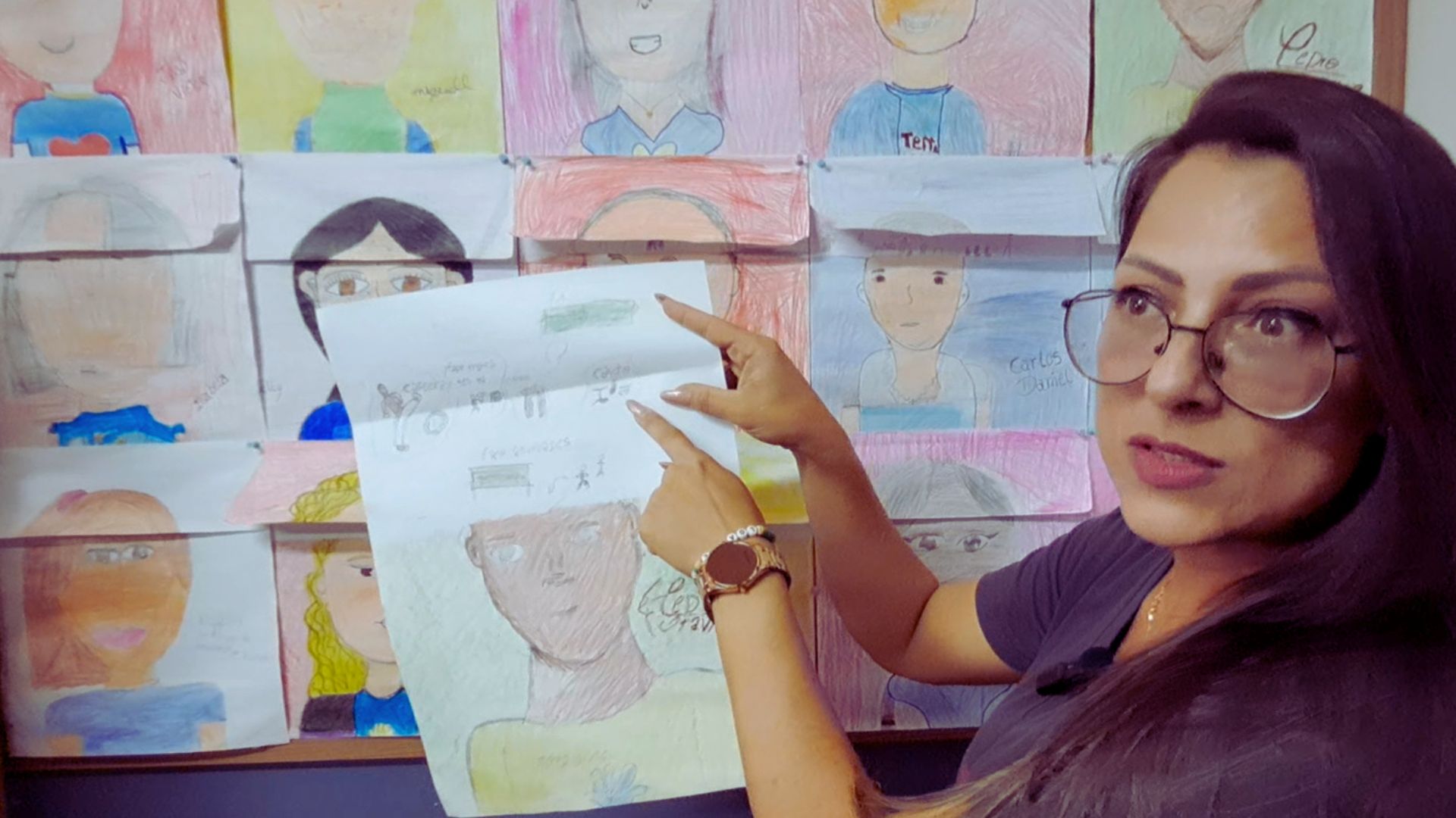 socioeducadora em atividade de educação complementar