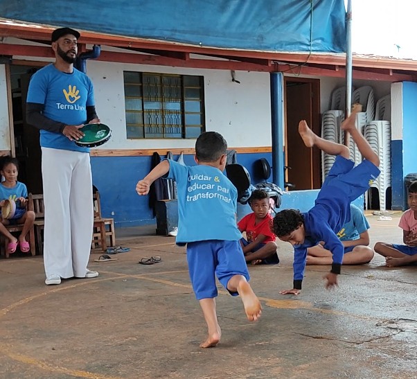 crianças treinando capoeira